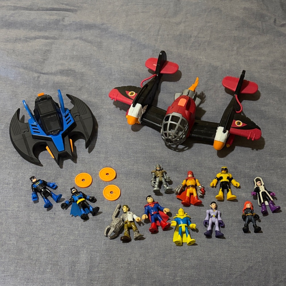 Superhero Action Figure Playset with Disc Launcher Vehicles